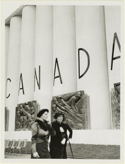 Enseigne du pavillon du Canada, Exposition internationale, Paris, 1937.