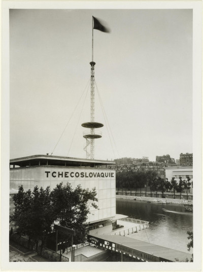 Enseigne du pavillon de la Tchecoslovaquie, Exposition internationale, Paris, 1937.